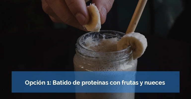 Opción 1: Batido de proteínas con frutas y nueces